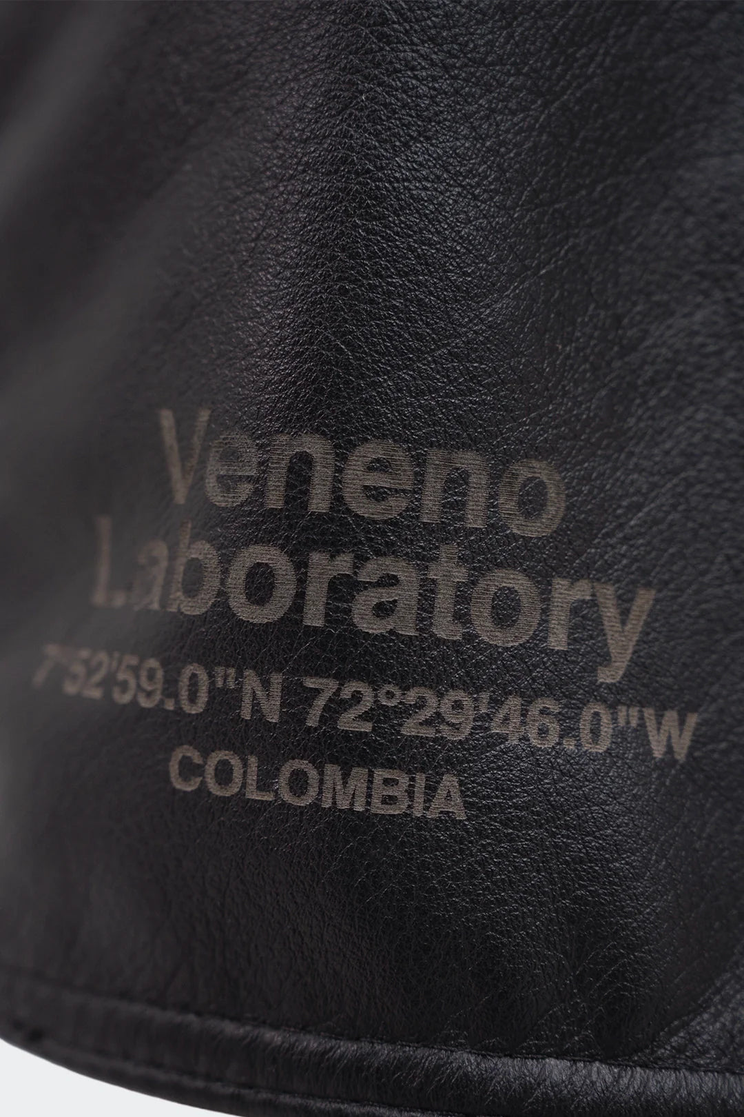 VENENO SHORT CUERO BLACK SITE