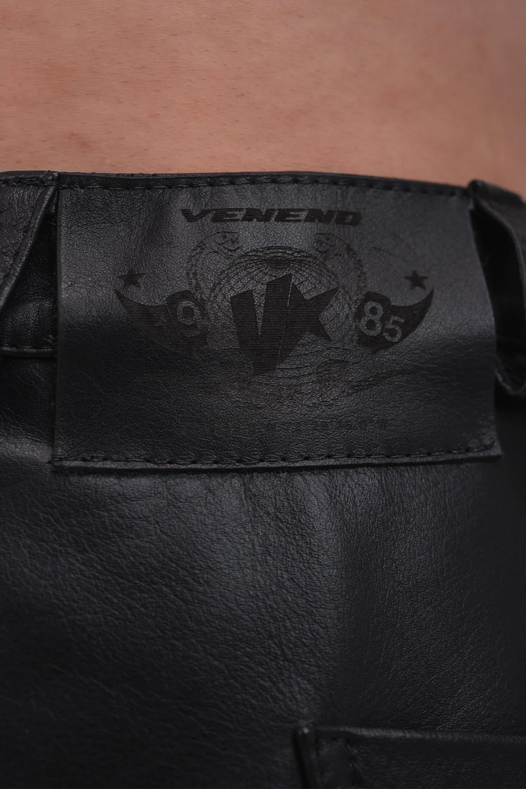 VENENO SHORT CUERO BLACK SITE