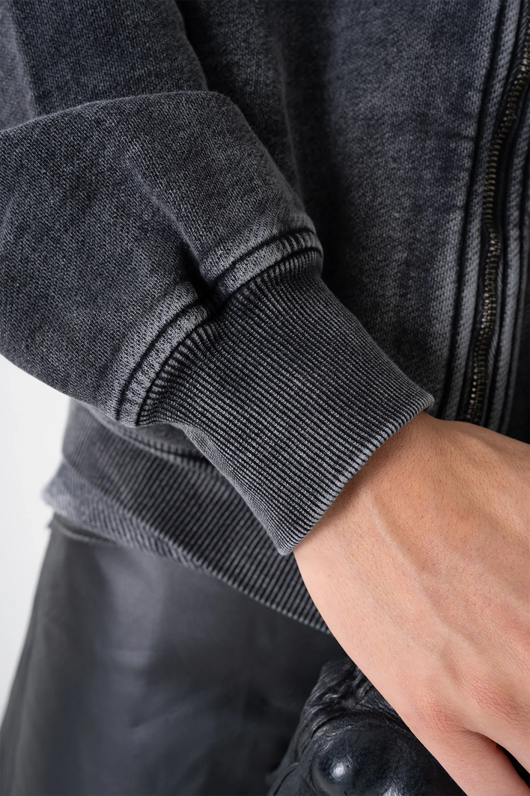 VENENO BUZO ZIPPER LEATHER COW