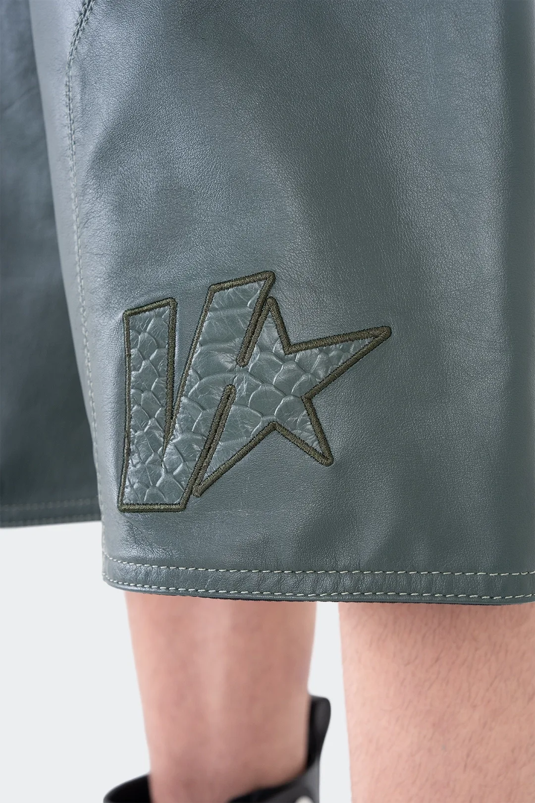 VENENO SHORT DE CUERO EMERALD VIPER VN-0487